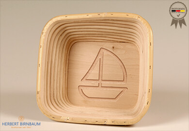 birnbaum gaerkoerbchen aus peddigrohr mit gravur segelboot